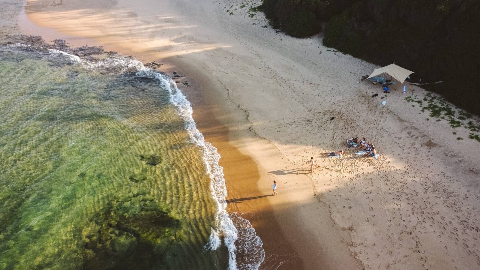 Vue aérienne d'une plage préservée