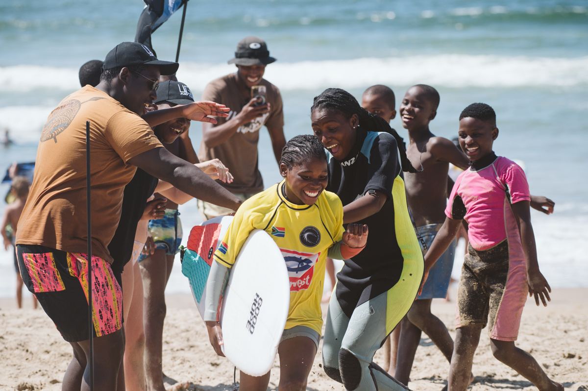Surf for Lives, des enfants apprenant à surfer en Afrique du Sud