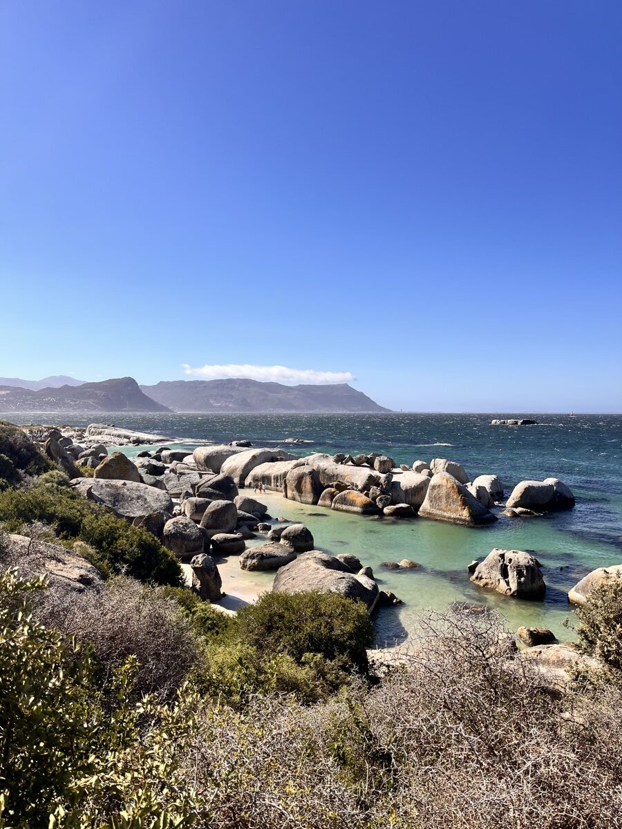 Boulders Beach à Simon's Town, péninsule du Cap — eau turquoise de l'Atlantique entre les rochers de granit