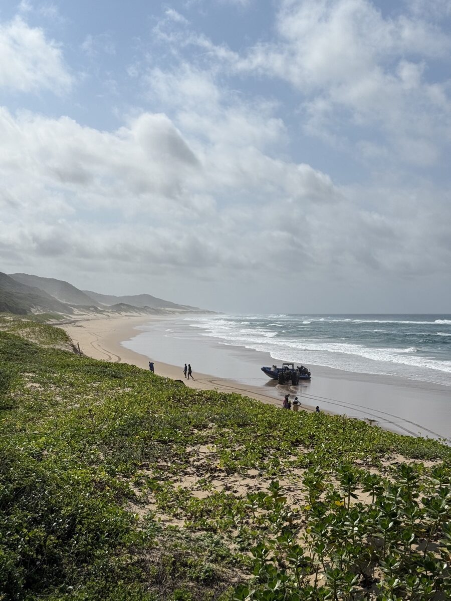 Immense plage déserte en Maputaland, nord du KwaZulu-Natal, avec un bateau de plongée au bord de l'eau
